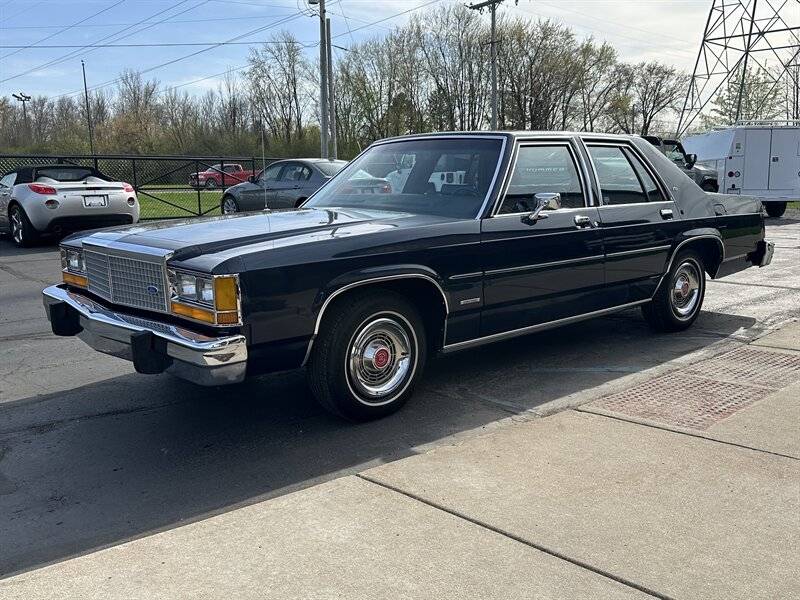 Ford-Ltd-1982-1