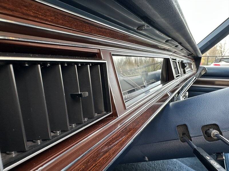 Ford-Ltd-1982-15