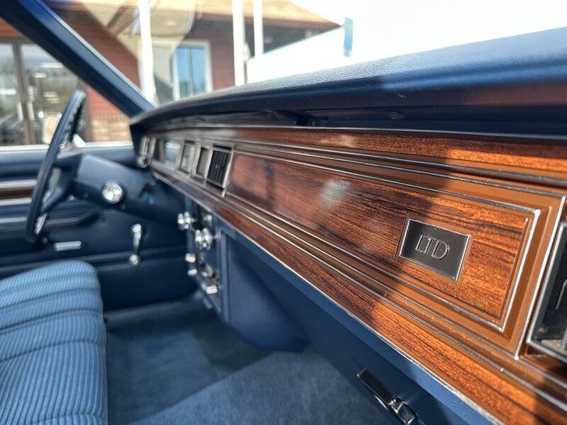 Ford-Ltd-1982-16