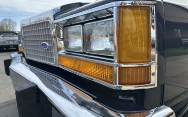 Ford-Ltd-1982-2
