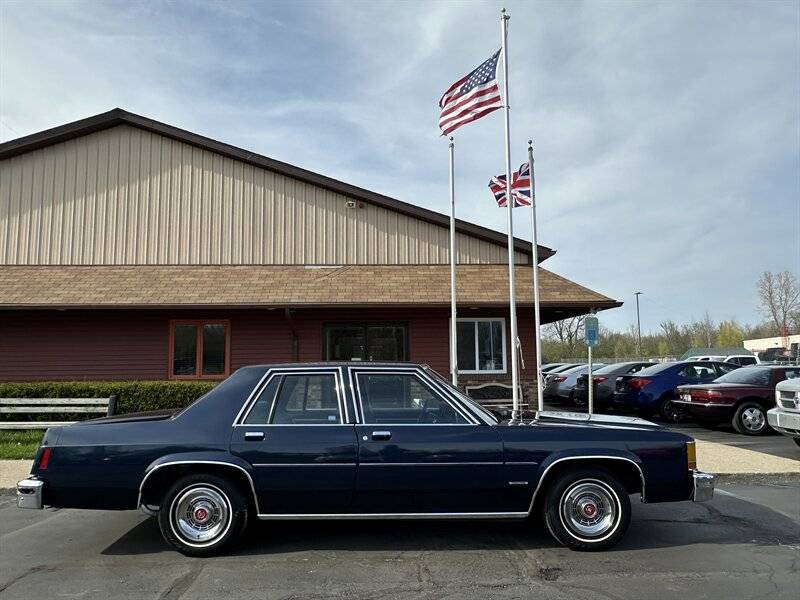 Ford-Ltd-1982-3