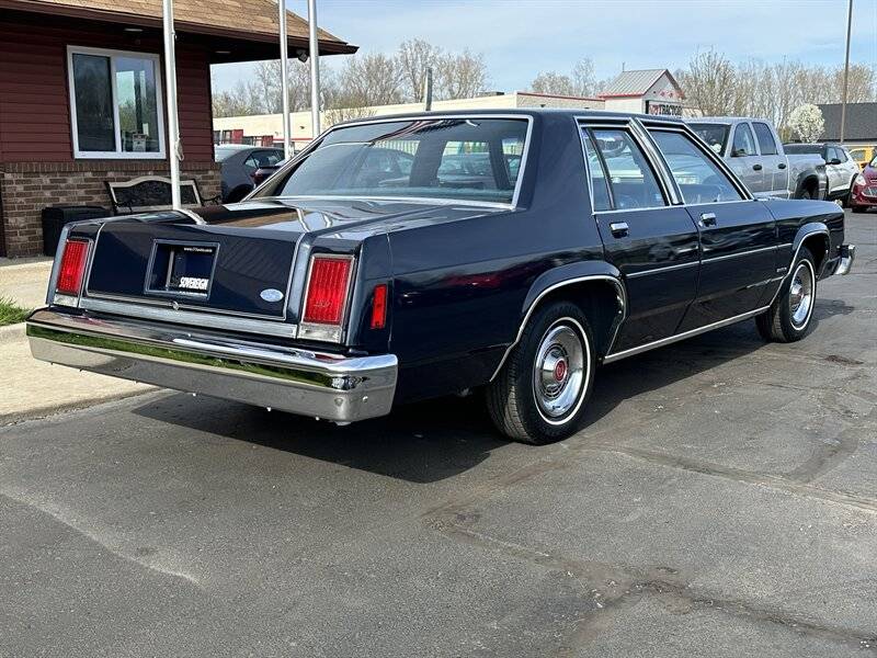 Ford-Ltd-1982-4
