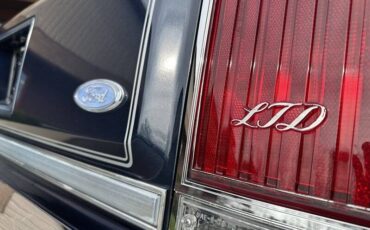 Ford-Ltd-1982-5