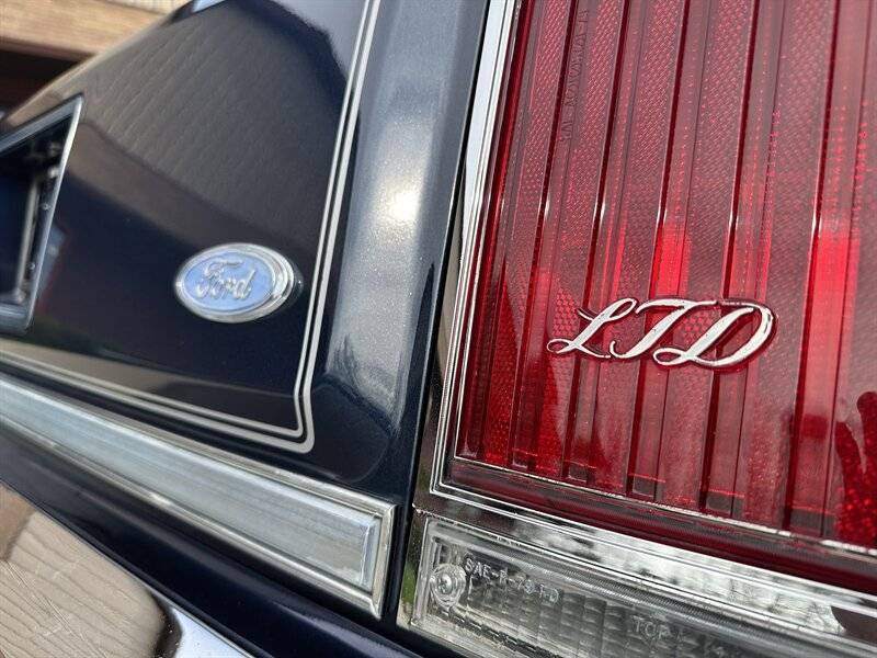 Ford-Ltd-1982-5