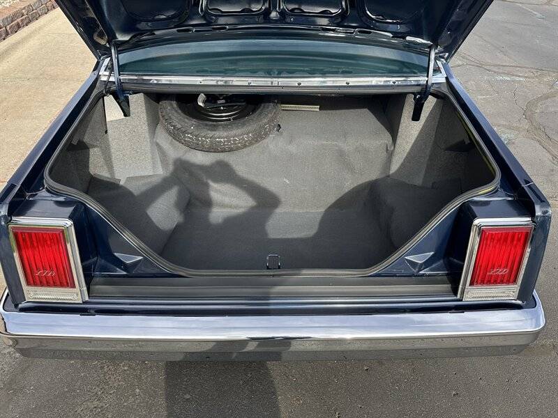 Ford-Ltd-1982-8