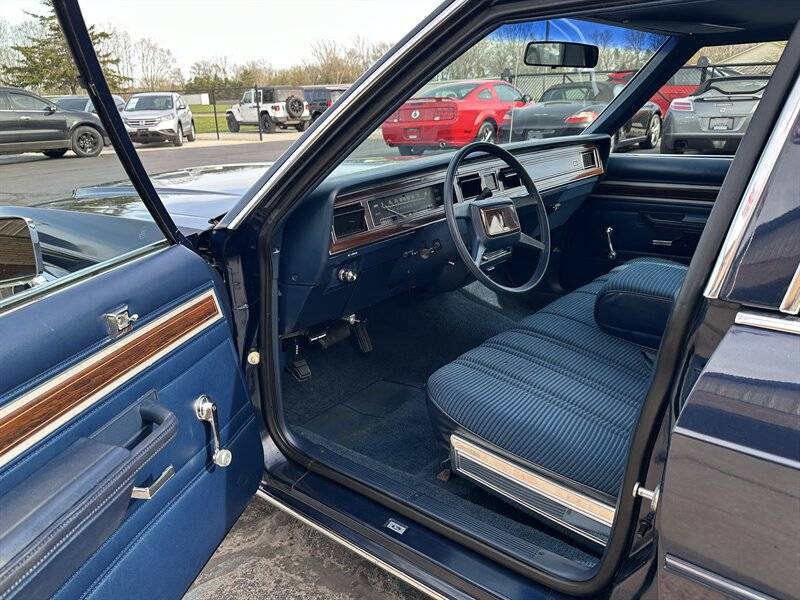 Ford-Ltd-1982-9