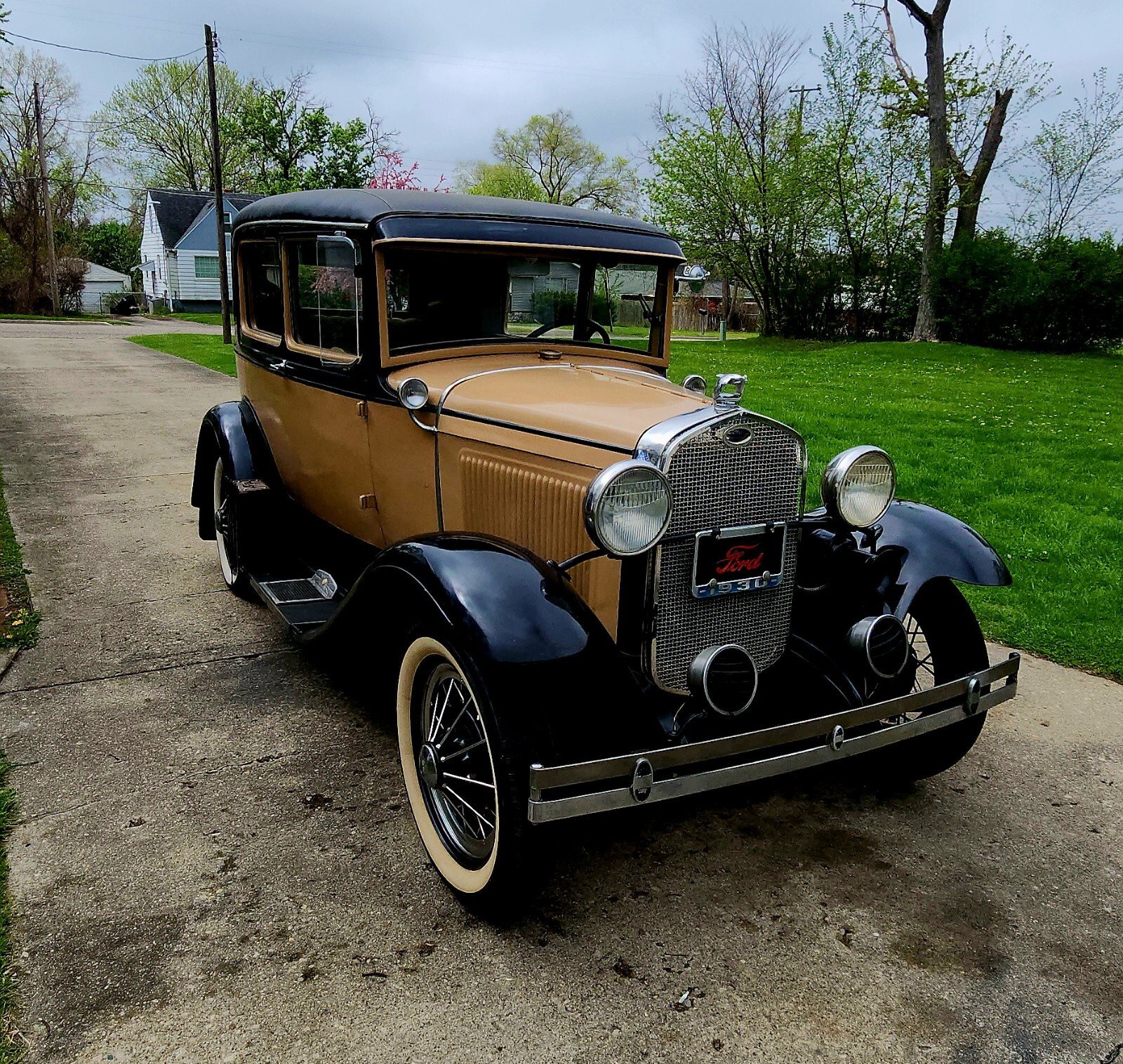 Ford-Model-A-1930-Sedan-1