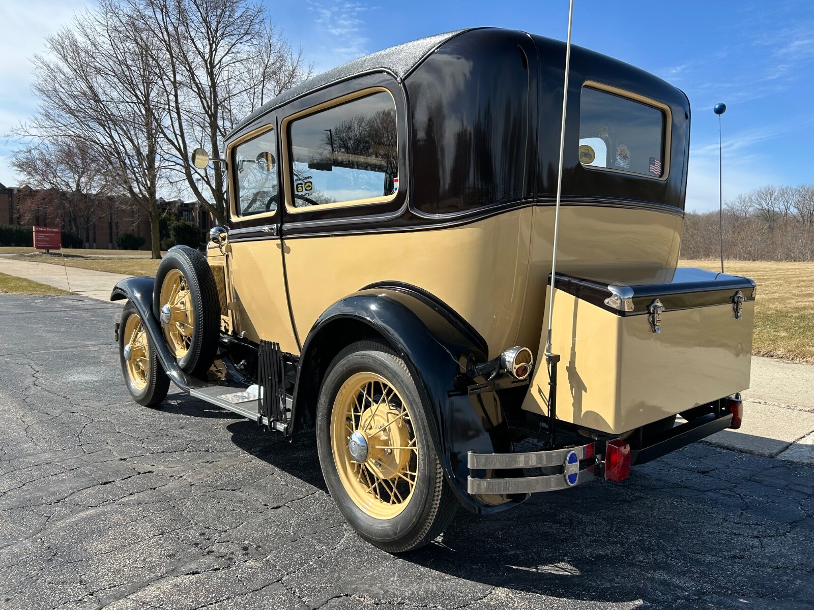 Ford-Model-A-1930-Tudor-Sedan-2