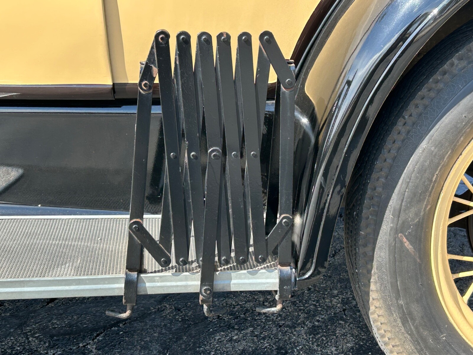 Ford-Model-A-1930-Tudor-Sedan-7