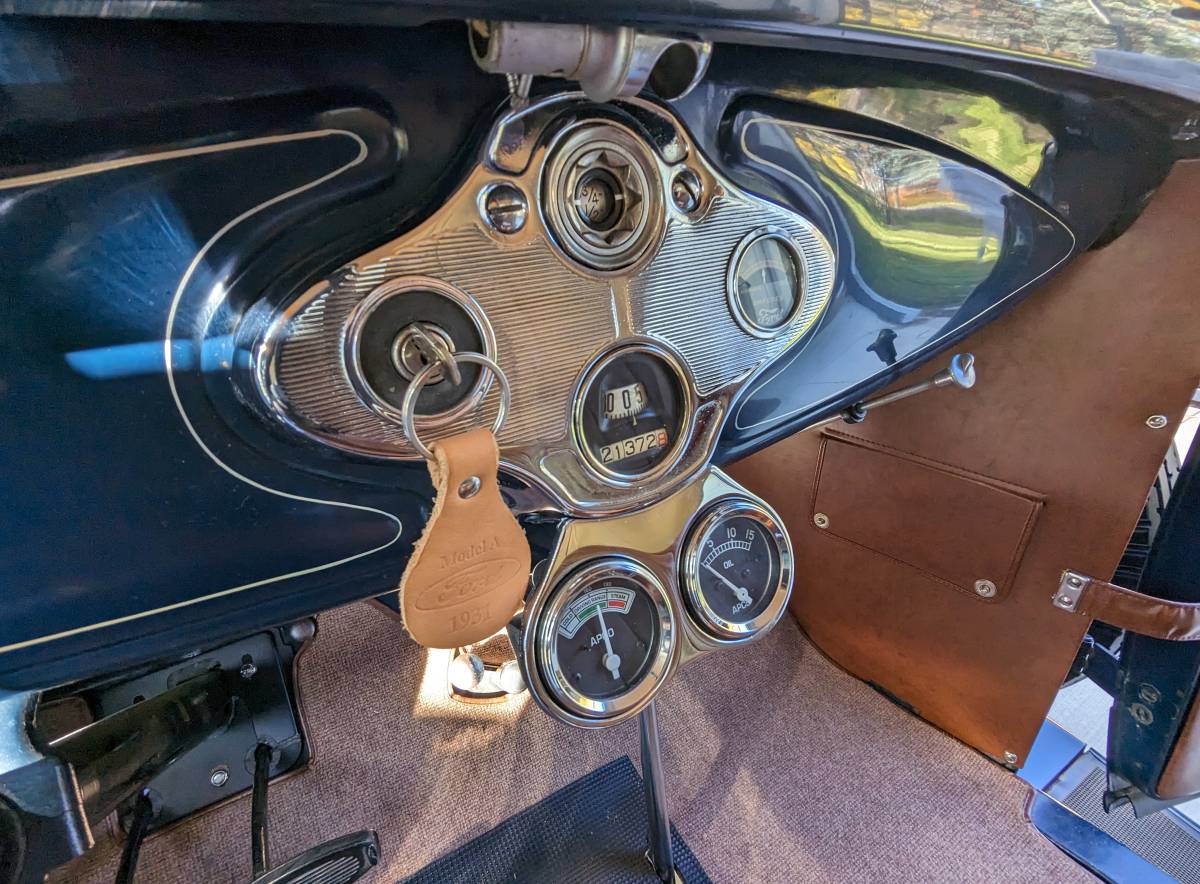 Ford-Model-a-deluxe-roadster-1931-blue-2