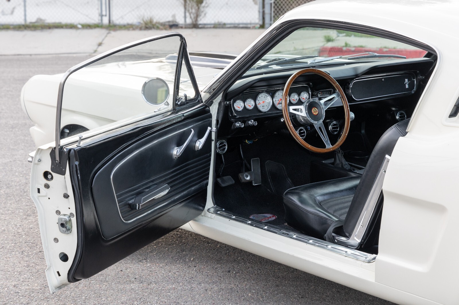 Ford-Mustang-1965-Fastback-8