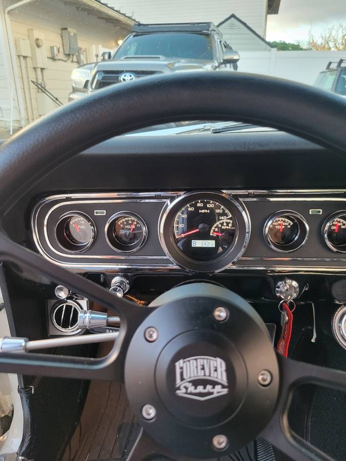 Ford-Mustang-1966-white-9