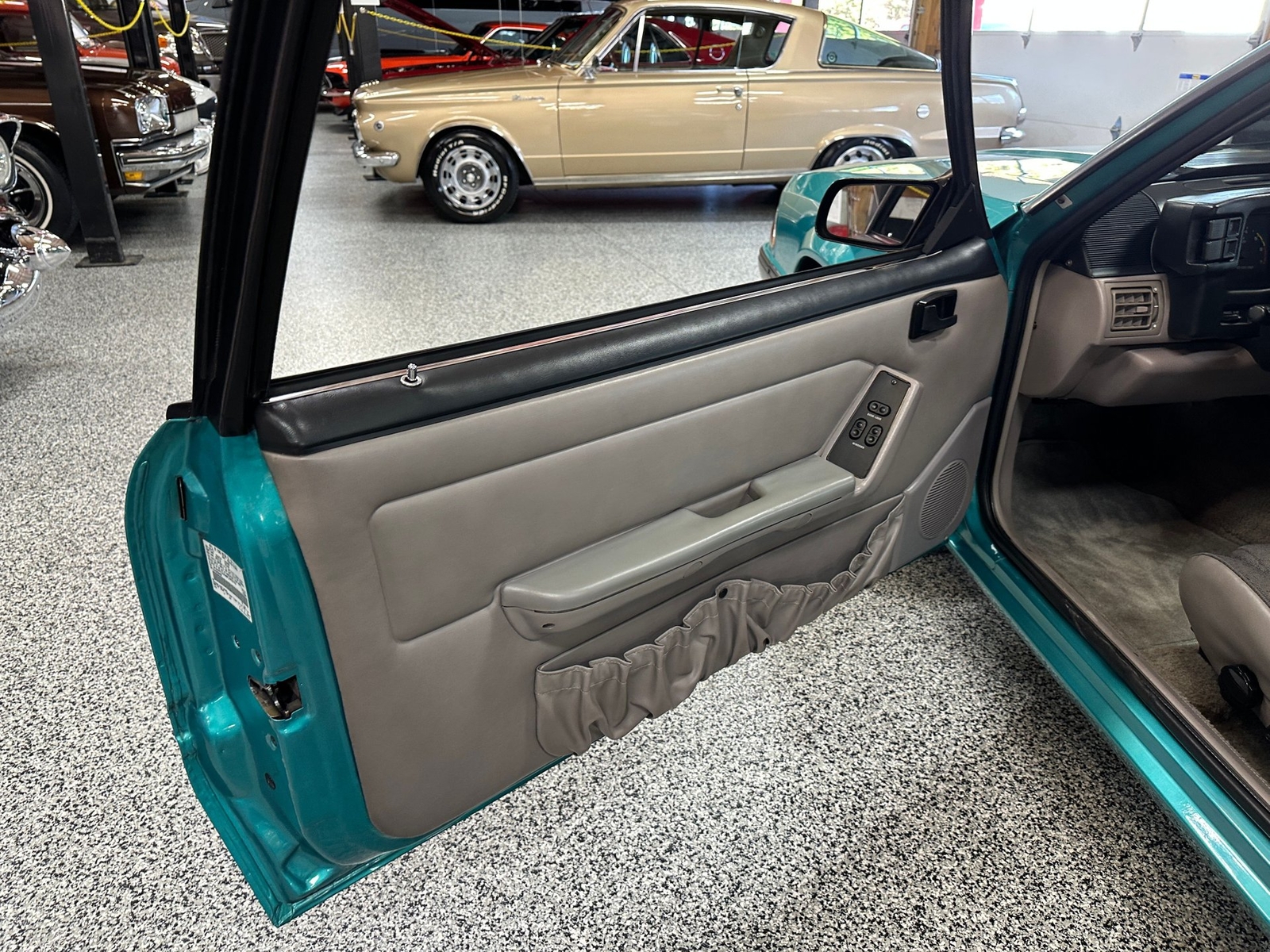 Ford-Mustang-1991-Hatchback-17