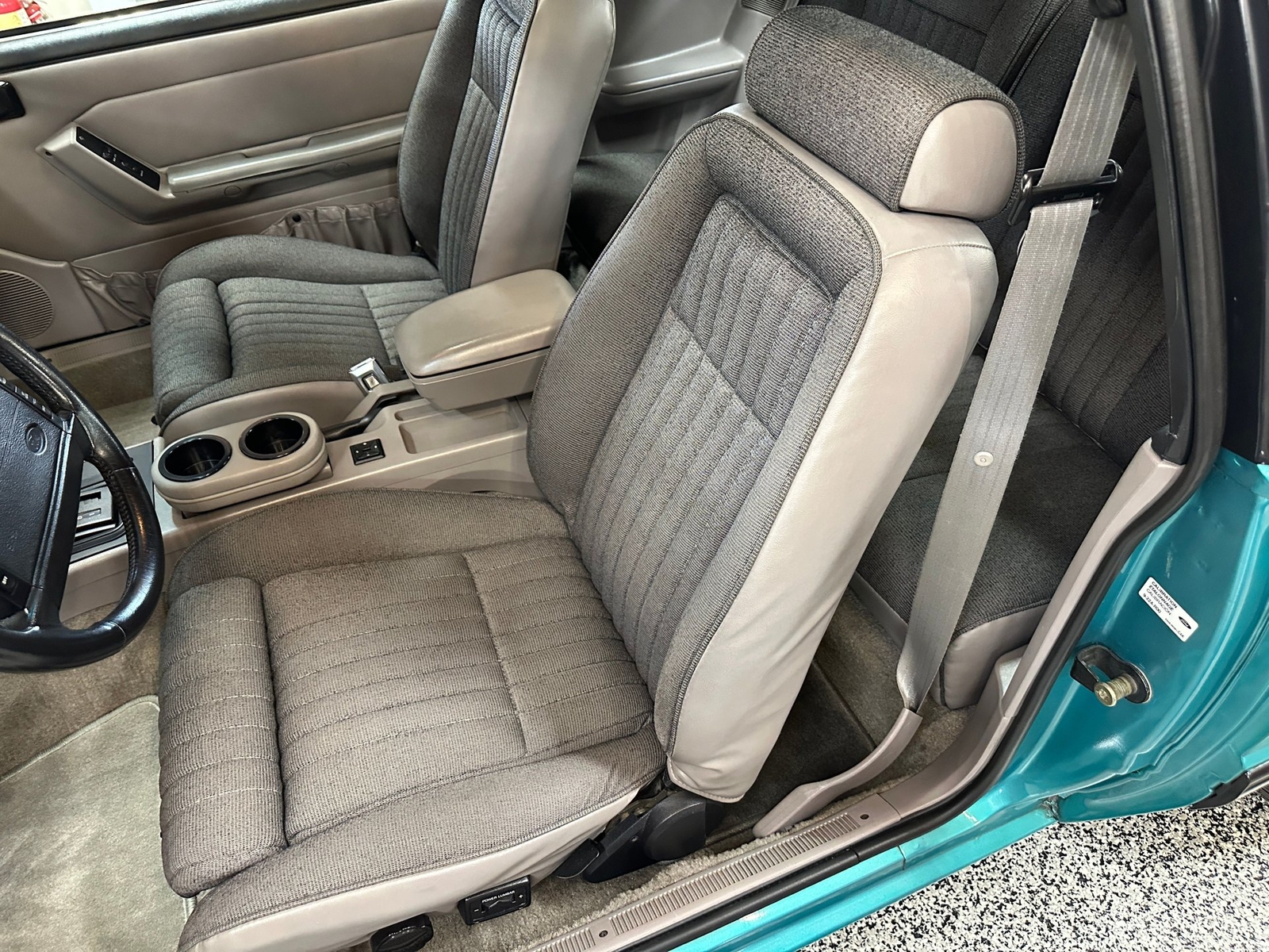 Ford-Mustang-1991-Hatchback-21