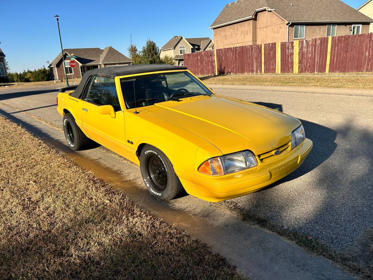 Ford-Mustang-1993-yellow
