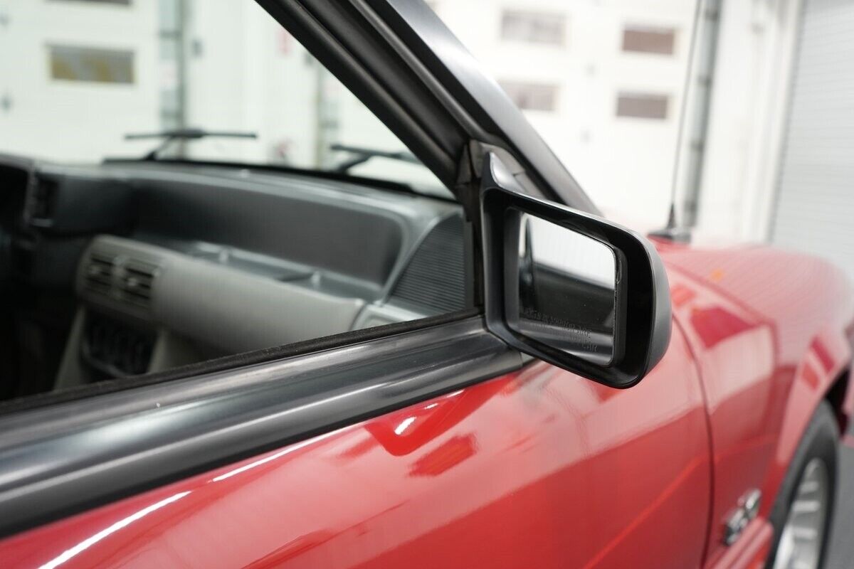 Ford-Mustang-GT-Convertible-1987-Convertible-25