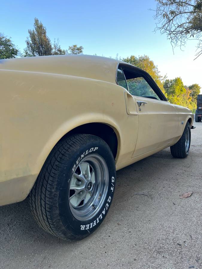 Ford-Mustang-fastback-1969-yellow