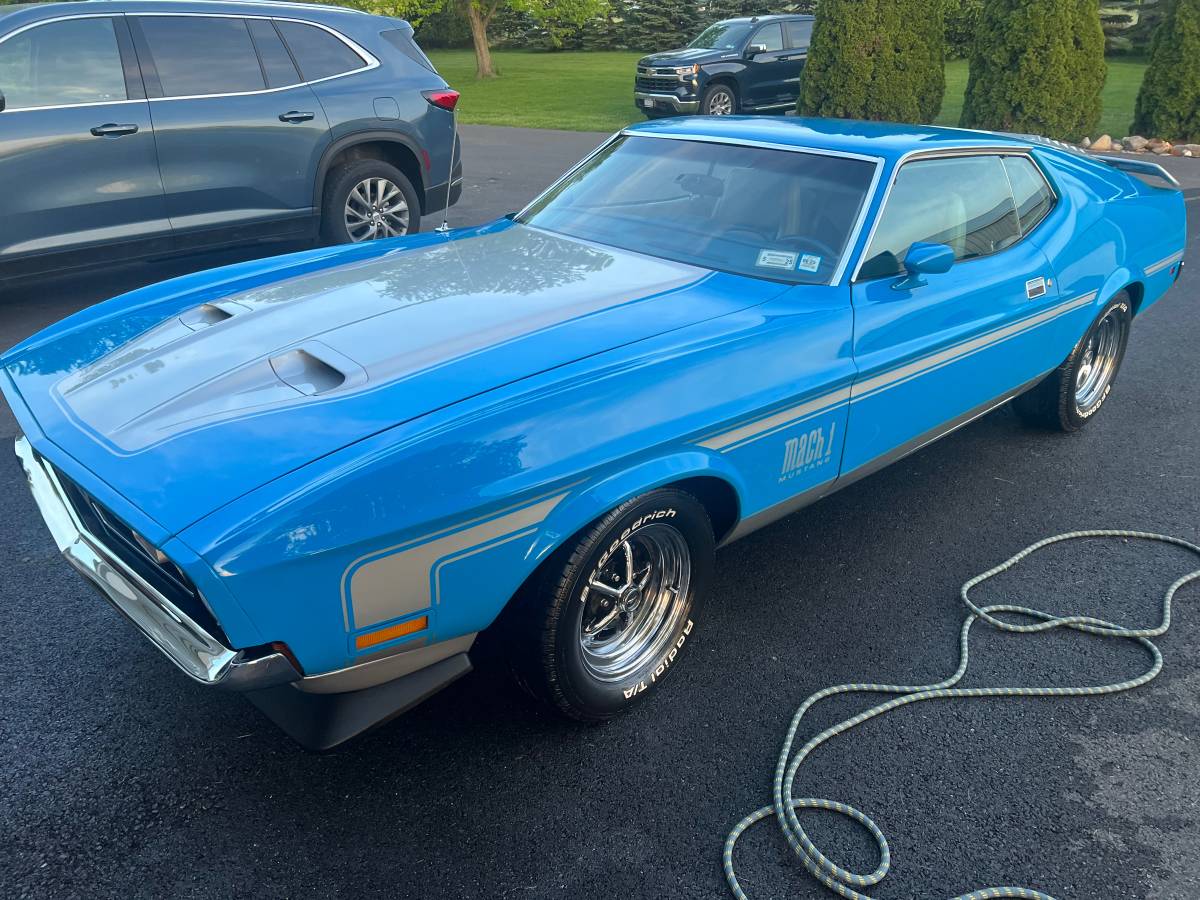 Ford-Mustang-mach-1-clone-1972-blue