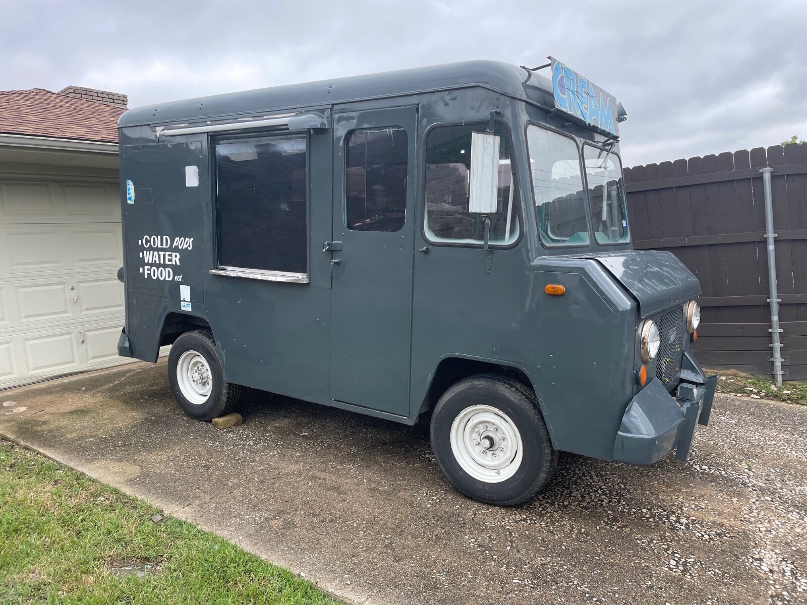 Ford-P-350-1970-Step-Van-2