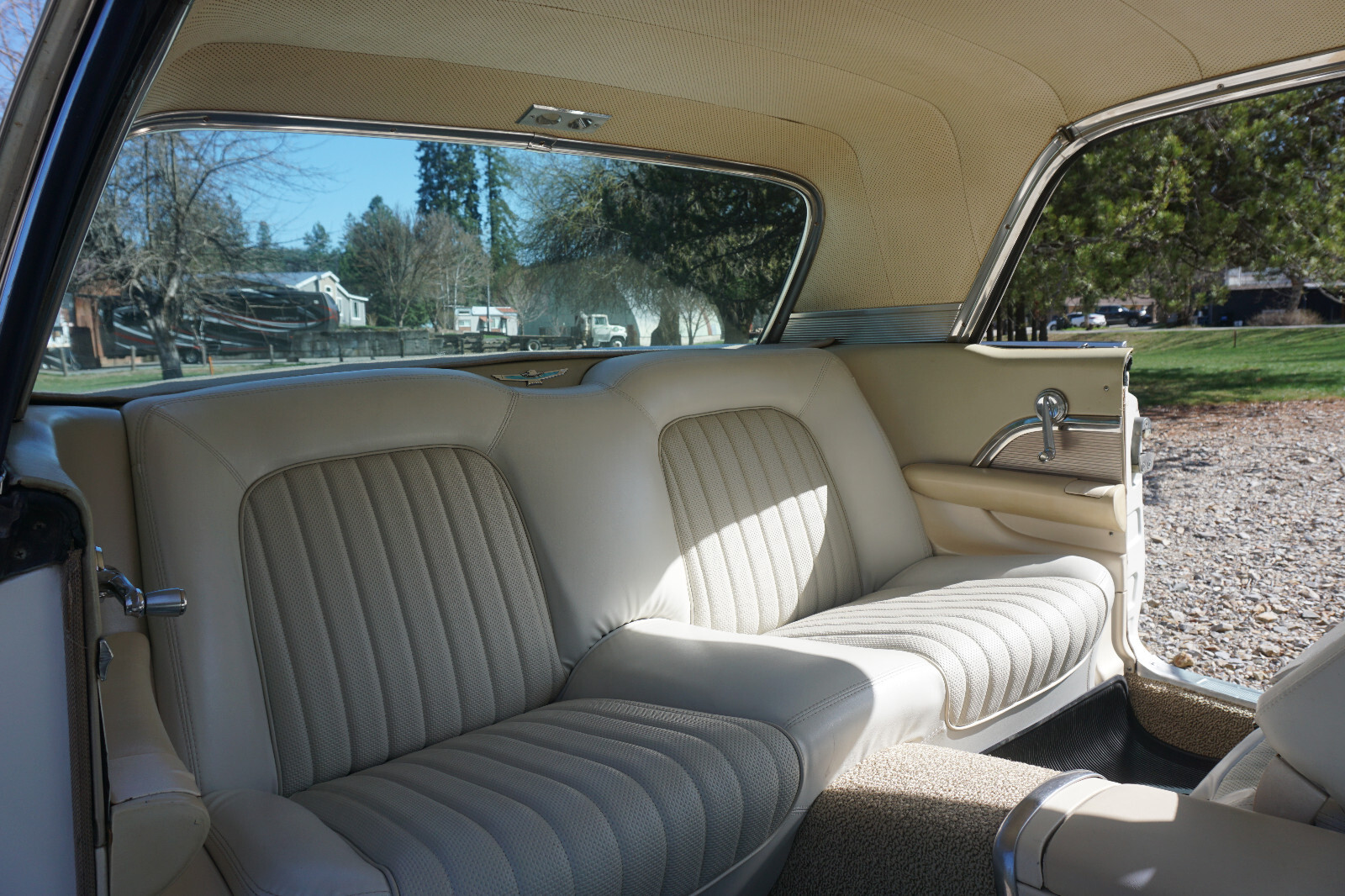 Ford-Thunderbird-1961-Coupe-27