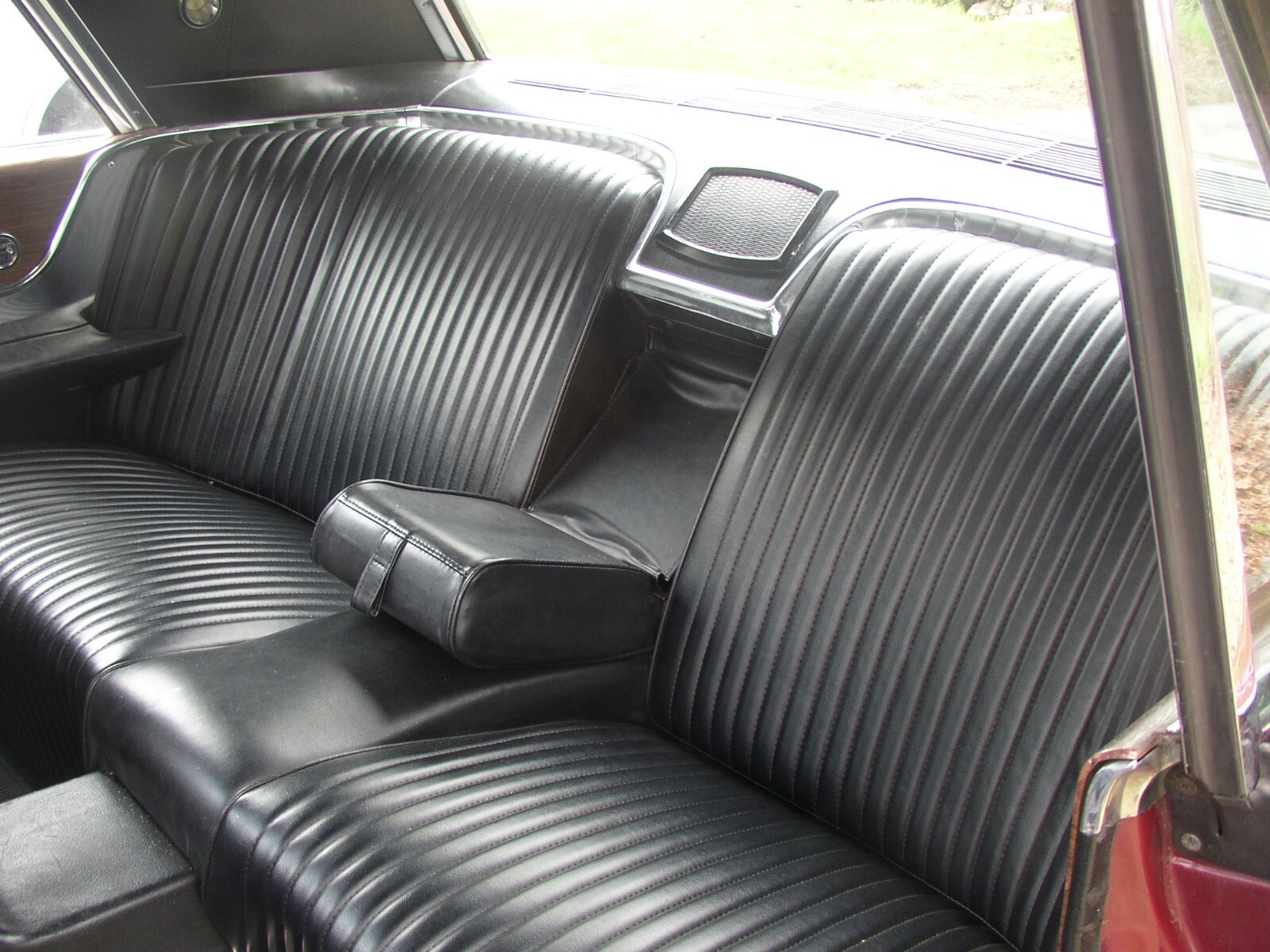 Ford-Thunderbird-1965-Sedan-10
