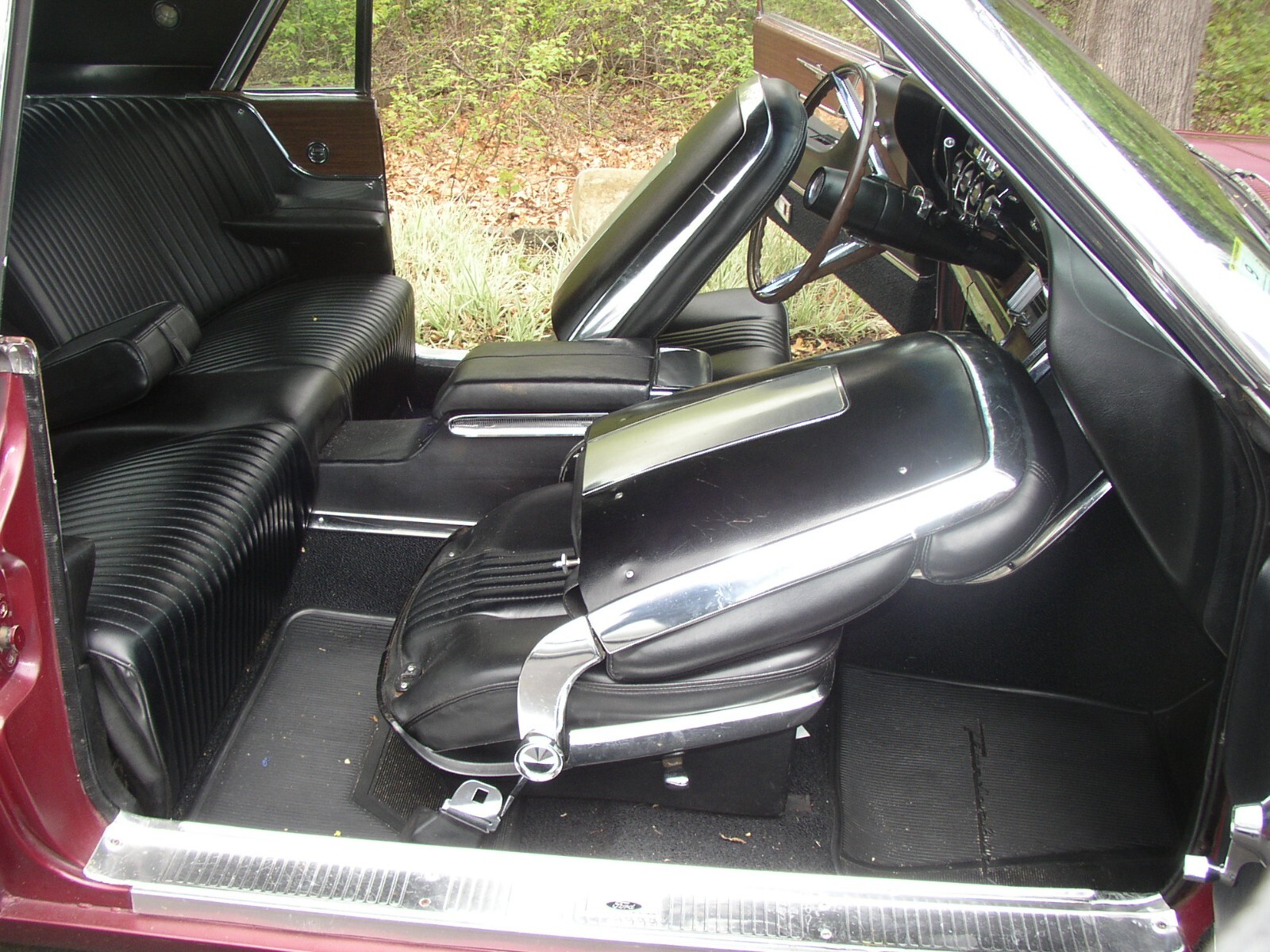 Ford-Thunderbird-1965-Sedan-11