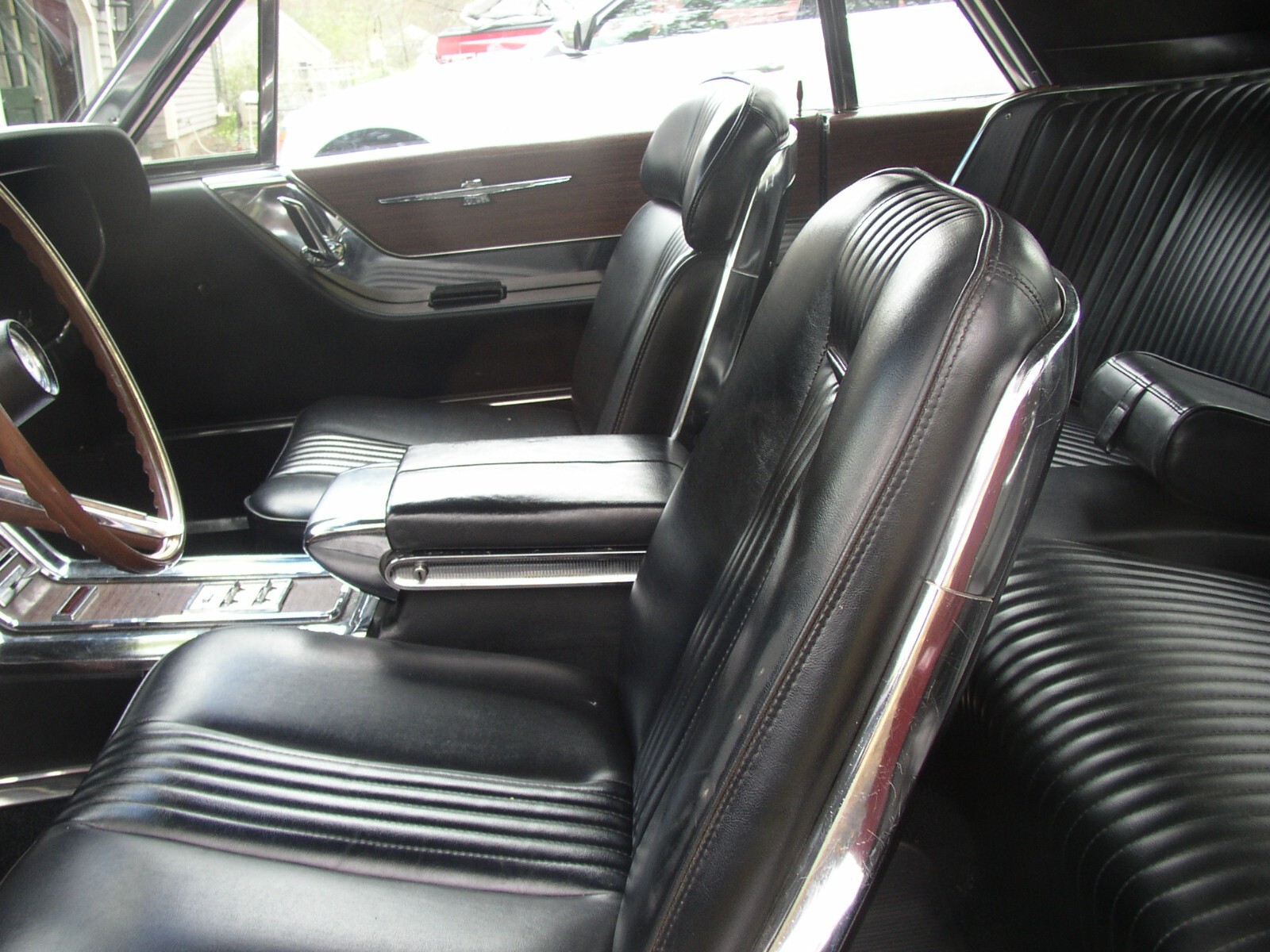 Ford-Thunderbird-1965-Sedan-9