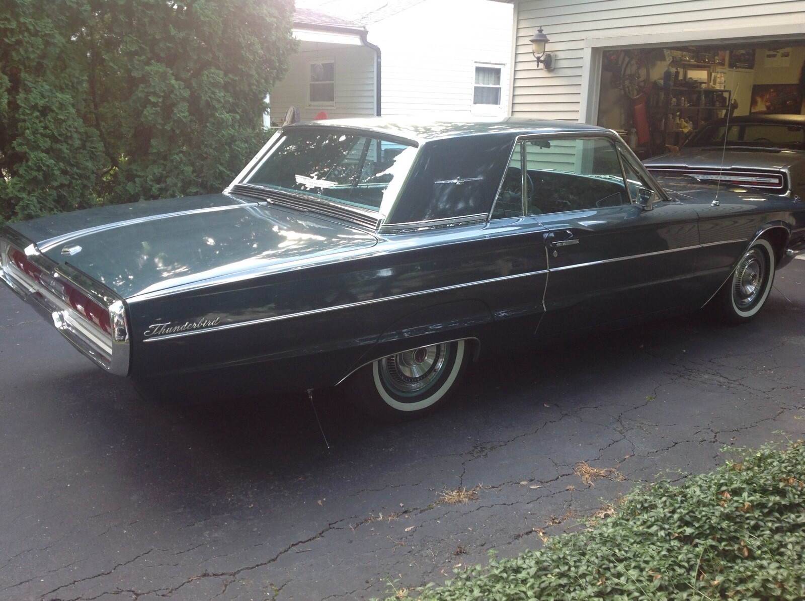 Ford-Thunderbird-1966-Sedan-2