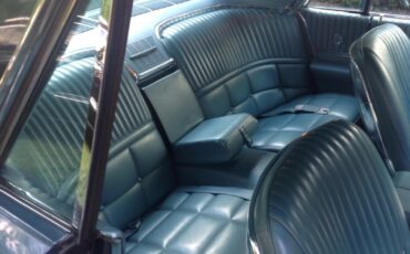 Ford-Thunderbird-1966-Sedan-4