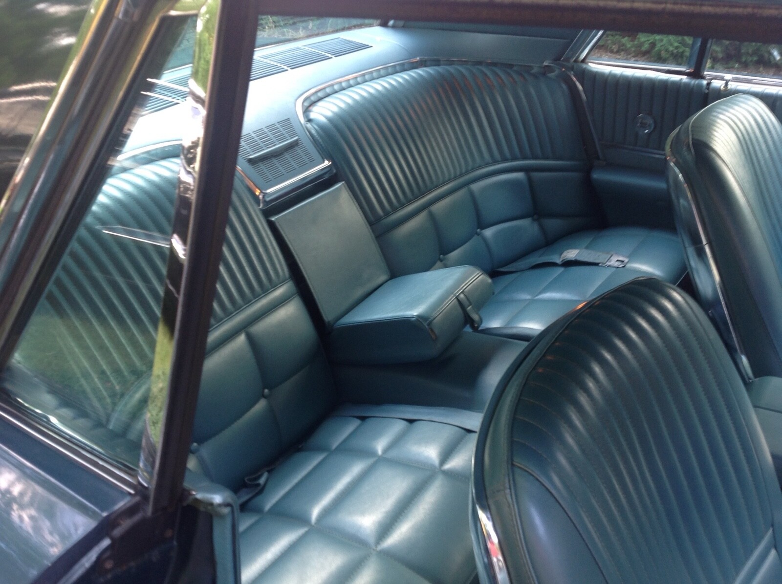 Ford-Thunderbird-1966-Sedan-4