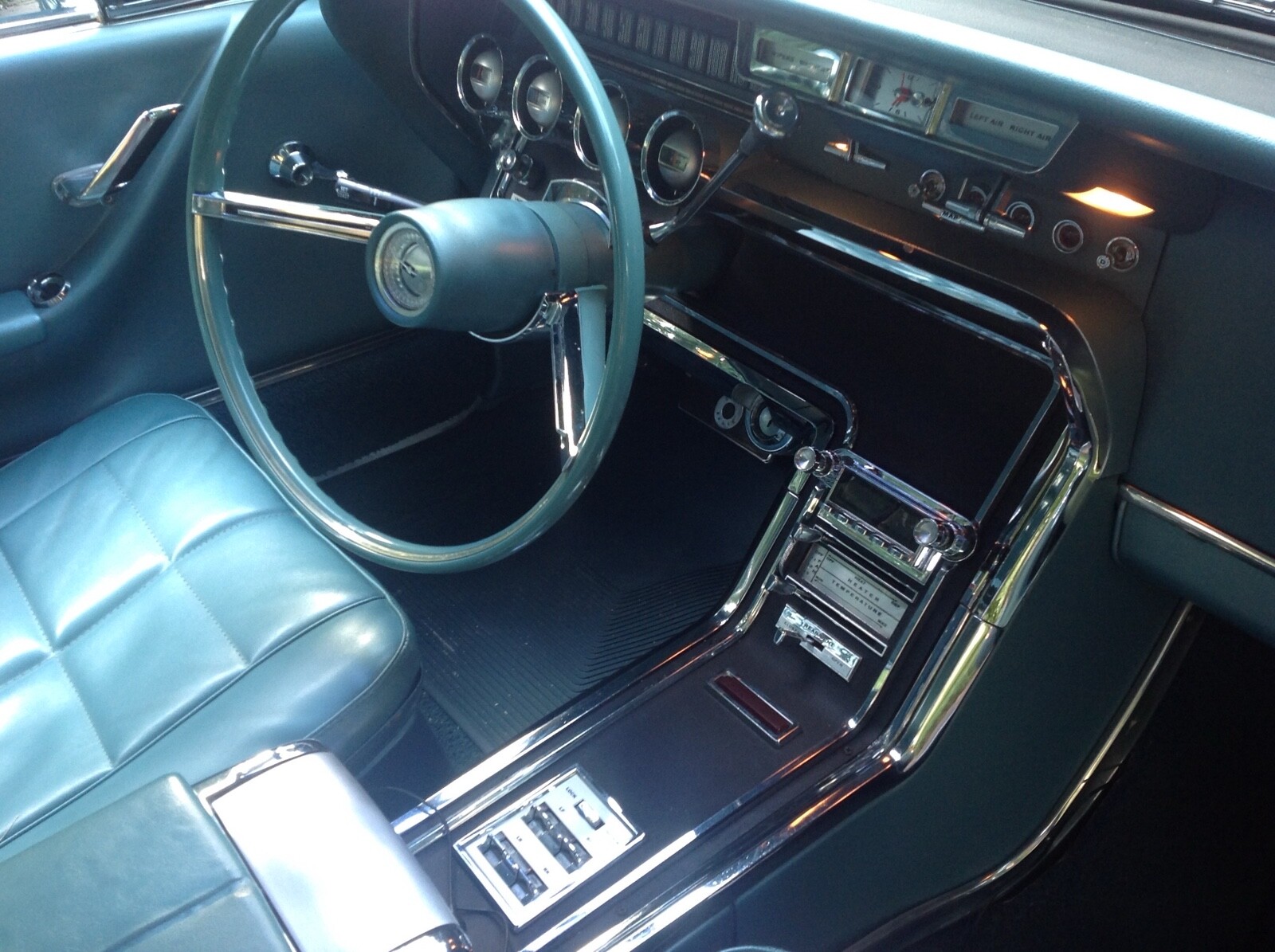 Ford-Thunderbird-1966-Sedan-5