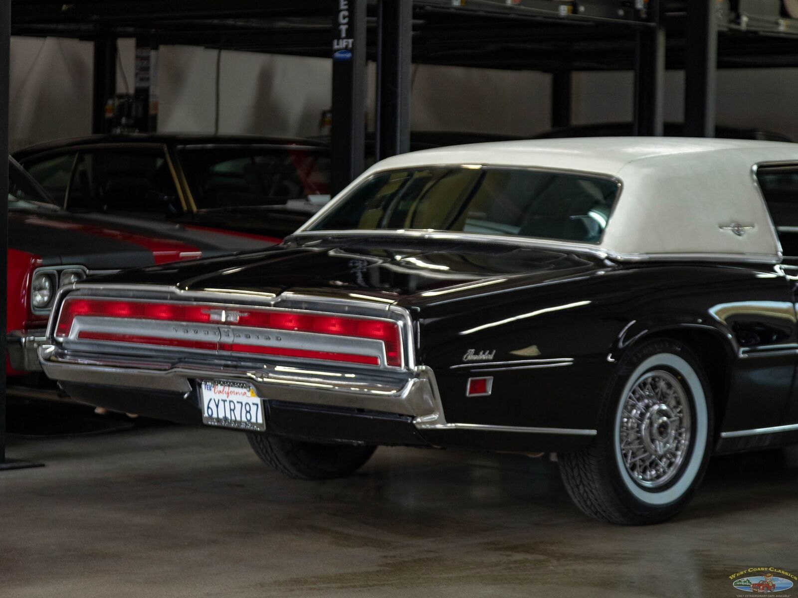 Ford-Thunderbird-1971-2-Door-Coupe-25