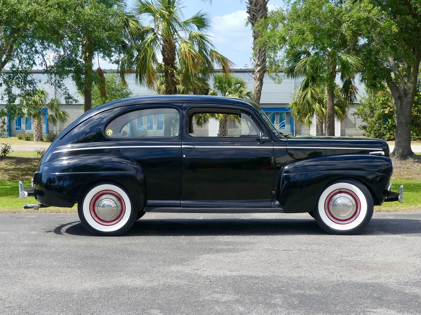 Ford-Tudor-1941-Sedan-2