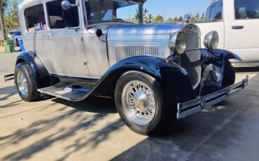 Ford-Tudor-sedan-1931-silver-11