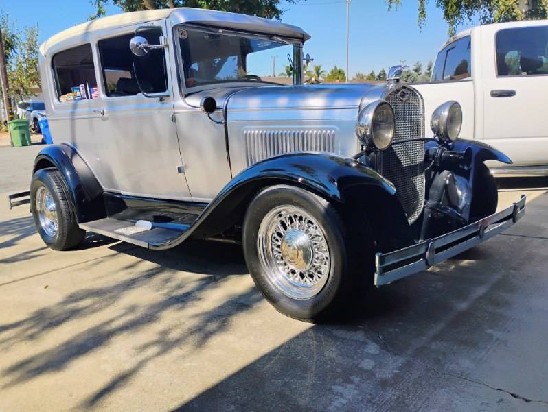 Ford-Tudor-sedan-1931-silver-11