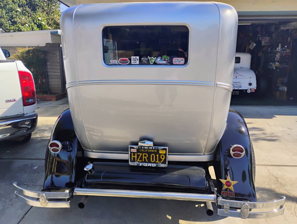 Ford-Tudor-sedan-1931-silver-12