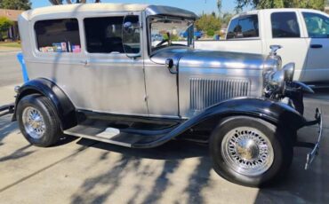 Ford-Tudor-sedan-1931-silver-2