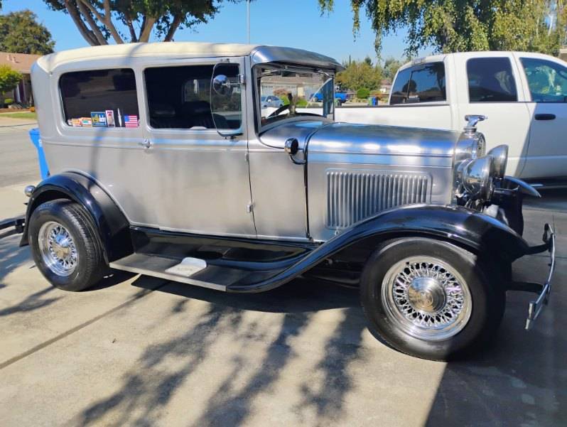 Ford-Tudor-sedan-1931-silver-2