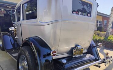 Ford-Tudor-sedan-1931-silver-3