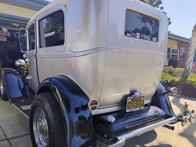 Ford-Tudor-sedan-1931-silver-3