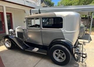 Ford-Tudor-sedan-1931-silver-9