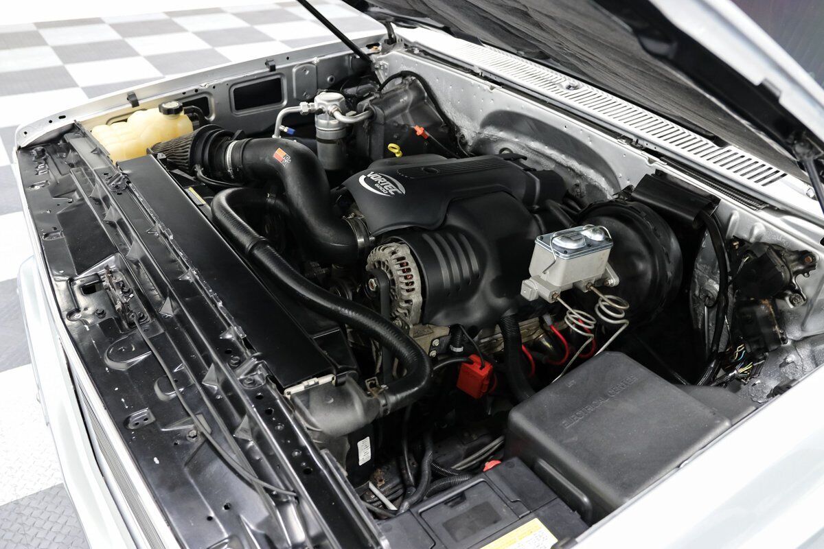 GMC-R25-1988-Pickup-Truck-12