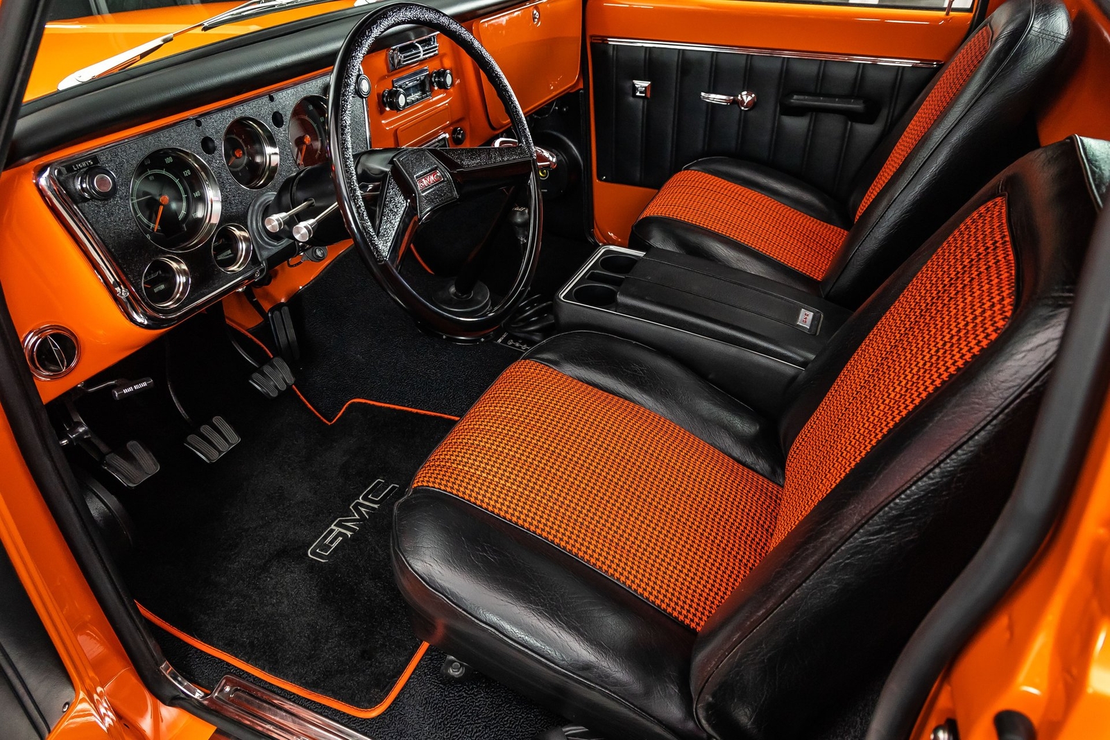 GMC-Sierra-3500-1967-Pickup-Truck-2