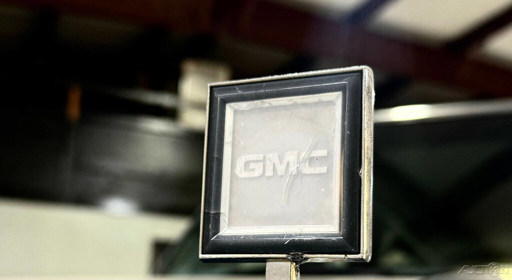 GMC-Suburban-1987-SUV-2