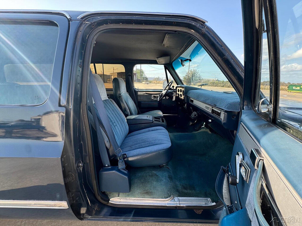GMC-Suburban-1987-SUV-9