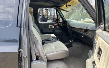 GMC-Suburban-1990-9