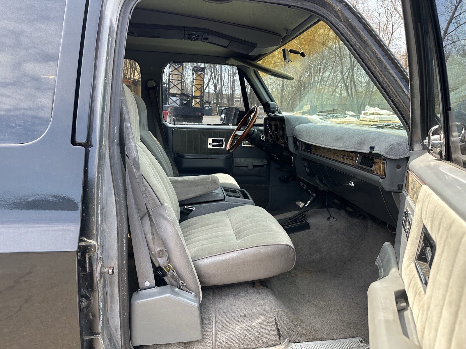 GMC-Suburban-1990-9