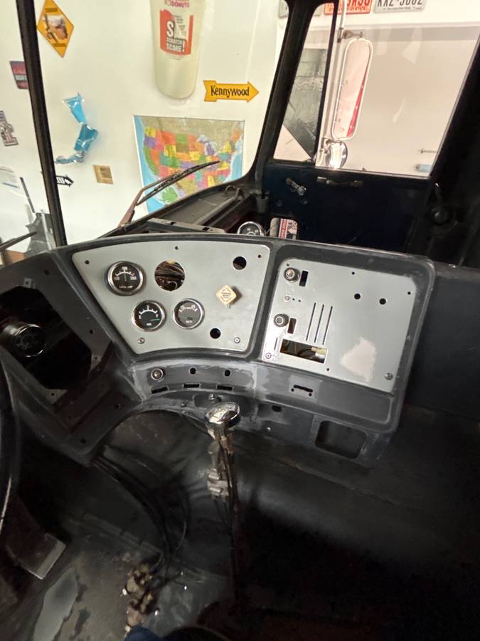 Gmc-Astro-95-diesel-1979-blue-12
