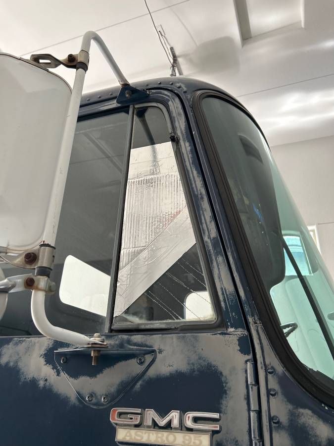 Gmc-Astro-95-diesel-1979-blue-17