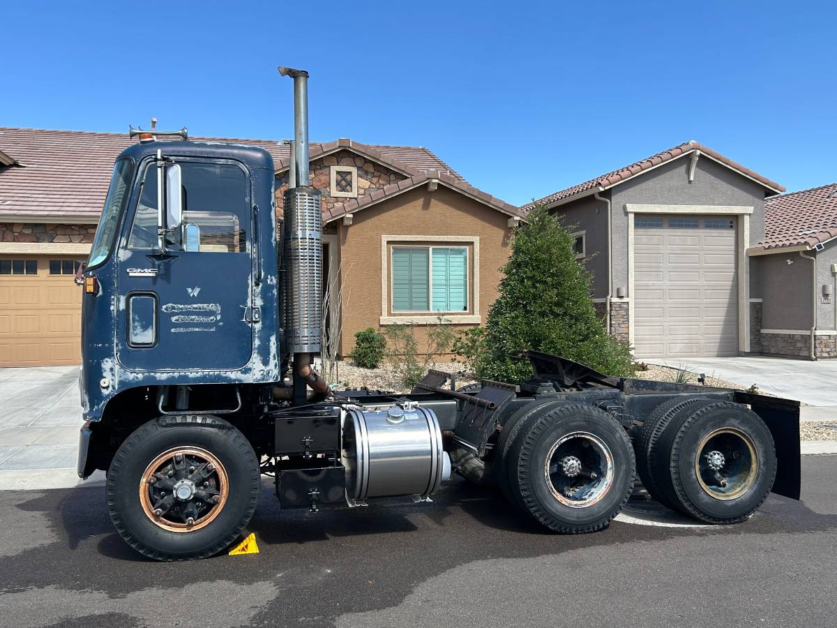 Gmc-Astro-95-diesel-1979-blue-2
